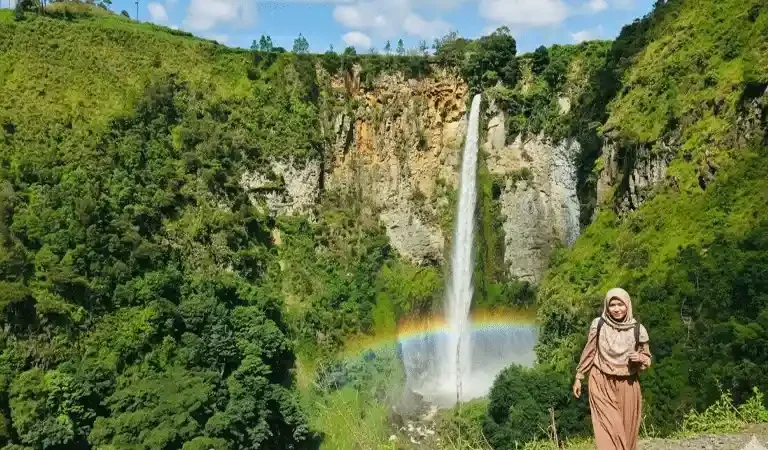 Air Terjun Sipiso-Piso: Keindahan Alam Ikonik di Danau Toba